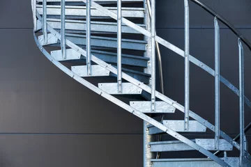 Papier Peint photo Escaliers Fragmetn d& 39 escalier en colimaçon en métal moderne au-dessus du mur gris foncé
