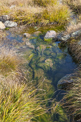 Bächlein aus einem kleinen Bergsee, ob Zermatt, Wallis, Schweiz
