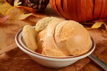 Pumpkin ice cream and cookies