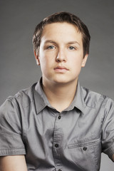 Fototapeta premium Teenager Junge: Seriös - Porträt