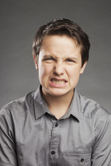 Teenager Junge: Aggressiv - Porträt