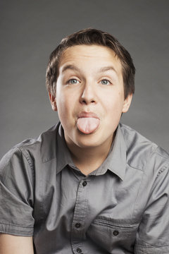 Teenager Junge: Streckt Zunge heraus - Porträt