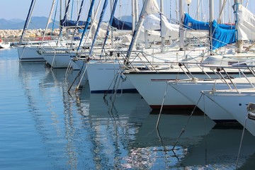 Voiliers dans un port de plaisance