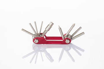 Herramienta multiusos port&aacute;til para bicicleta aislada en blanco