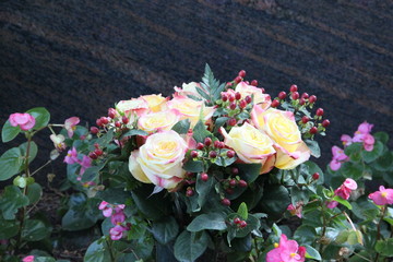 Blumen vor Grabstein