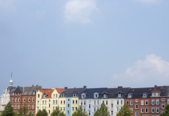 Fototapeta na wymiar Fassaden von Altbaugebäuden in Kiel, Deutschland