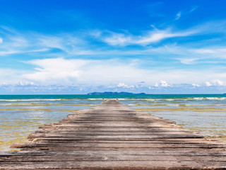 Obraz premium Plaża z niebieskim niebem