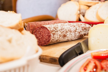 salame sopra un tagliere con pane vicino