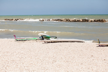 Fototapeta na wymiar tavole da surf sulla riva del mare