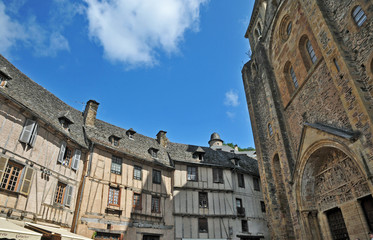 Fototapeta na wymiar L'Abbazia e il villaggio di Conques, Aveyron - Francia