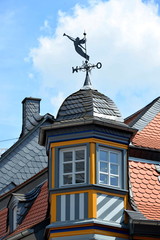 Kunstvoller Erker mit Windfahne in Idstein