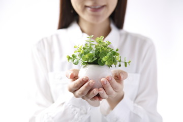 植物を持つ女性