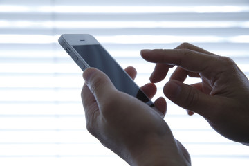 スマホを使う手元