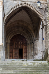 Fototapeta na wymiar Porte d'entrée Cathédrale Saint-vincent