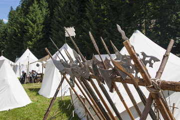 Zelte, Speere, Lanzen