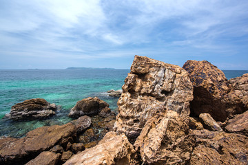 Fototapeta na wymiar seascape of beach Koh Lan at Pattaya, Thailand in summer