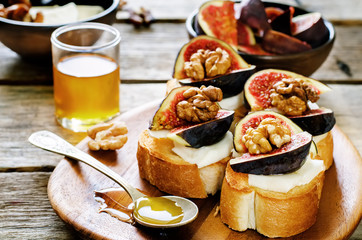 bruschetta with figs, honey, goat cheese and walnuts