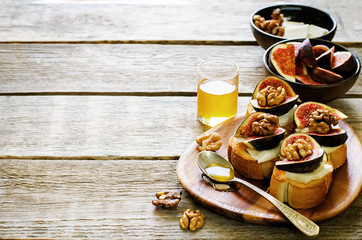 Fototapeta na wymiar bruschetta with figs, honey, goat cheese and walnuts