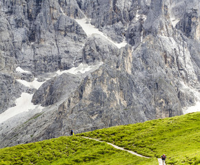 Dolomite: walking between the majesty of the mountains