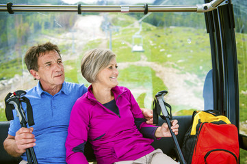 Obraz premium Senior hikers in cableway