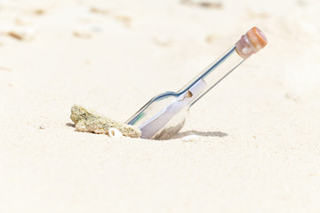 Rest in Paradise - Malediven - Flaschenpost im Sand