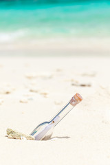 Fototapeta na wymiar Rest in Paradise - Malediven - Flaschenpost im Sand