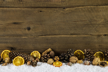 Weihnachtlicher Hintergrund natürlich - mit Holz und Orangen
