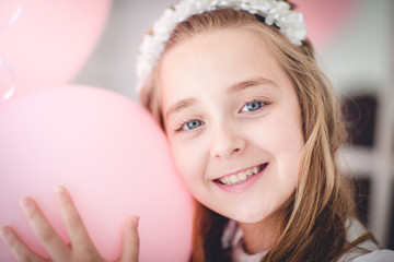retrato niña con los globos