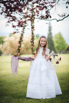 ni&ntilde;a con el columpio en gardin
