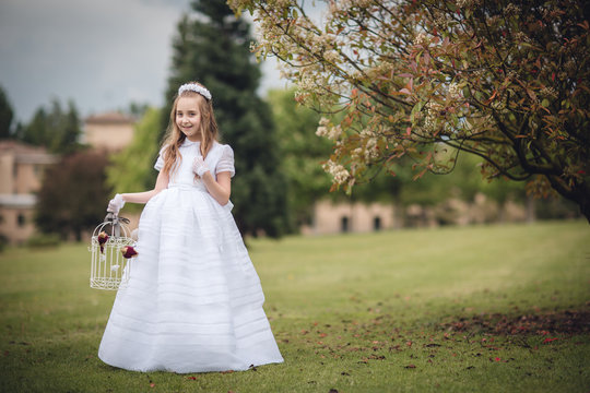 ni&ntilde;a con jaula en el jardin