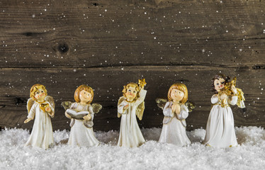 Weihnachtskarte mit einer Schar von Engeln auf Holz
