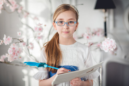 ni&ntilde;a,alumna con libro