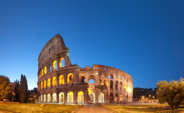 Fototapeta Colosseum at night .Rome - Italy