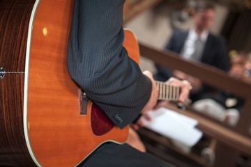 Gitarrist in der Kirche Nahaufnahme