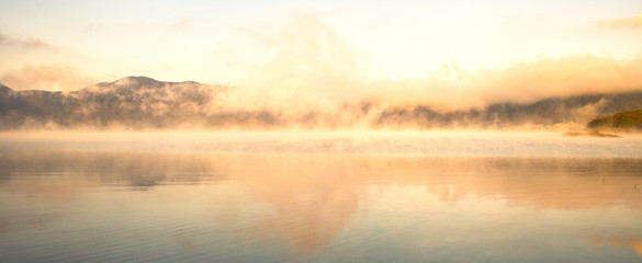 Obraz na płótnie Canvas 湖と霧