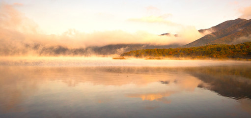 Fototapeta na wymiar 湖と霧