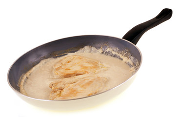 Poêle avec deux escalopes à la crème