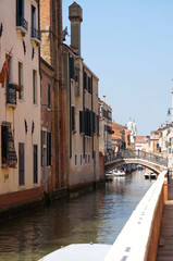 Fototapeta na wymiar Venetian canal with bridge