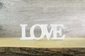 Schild Love auf altem Holz