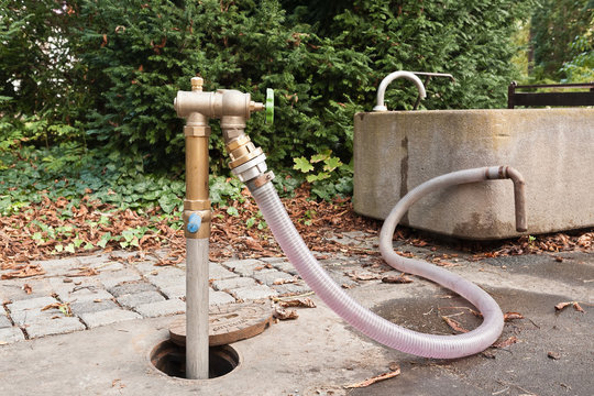 Ein Standrohr f&uuml;r Bauwasser an einem Unterflurhydranten