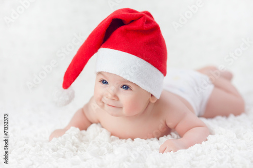 Миленький младенец в шапочке без смс