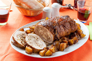 Fesa di tacchino ripiena al forno con patate e cipolline