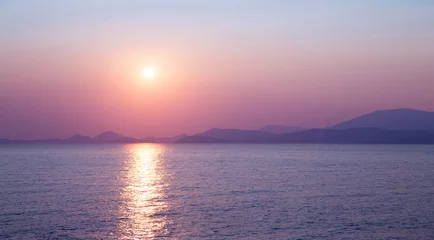 Crédence de cuisine en verre imprimé Mer / coucher de soleil Beautiful purple sunset