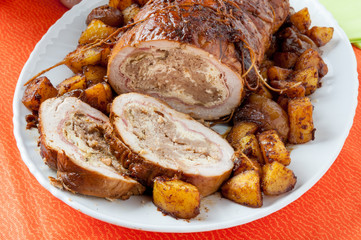 Fesa di tacchino ripiena al forno con patate e cipolline