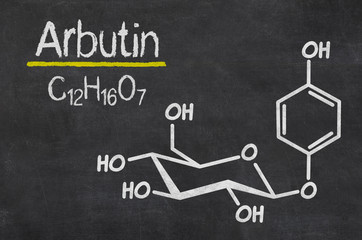 Schiefertafel mit der chemischen Formel von Arbutin