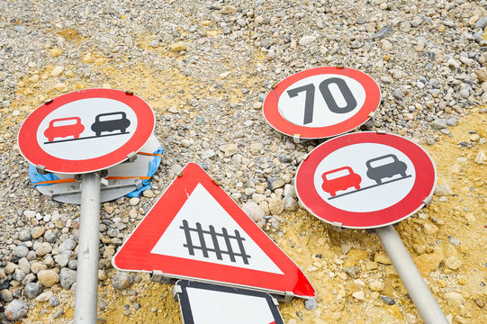 Transportable Verkehrszeichen auf Baustelle