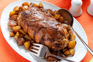 Arrosto cotto al forno con contorno di patate e cipolline