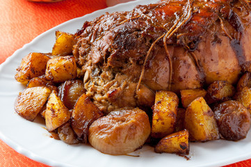 Arrosto cotto al forno con contorno di patate e cipolline