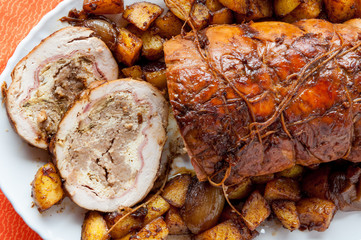 Fesa di tacchino ripiena al forno con patate e cipolline
