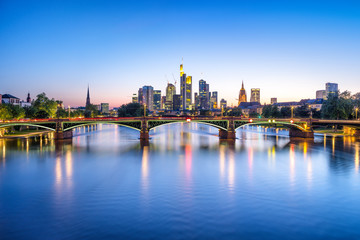 Fototapeta Frankfurt Skyline bei Nacht obraz